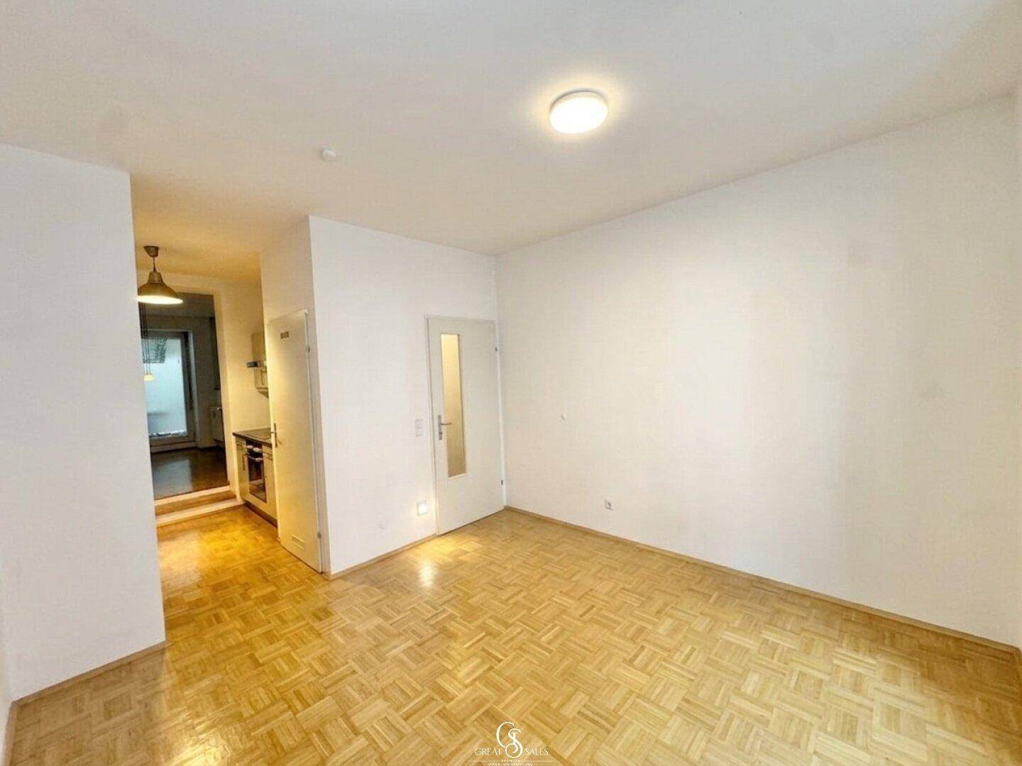 Leeres Schlafzimmer mit Parkettboden und weiß gestrichenen Wänden, bereit zur Einrichtung.