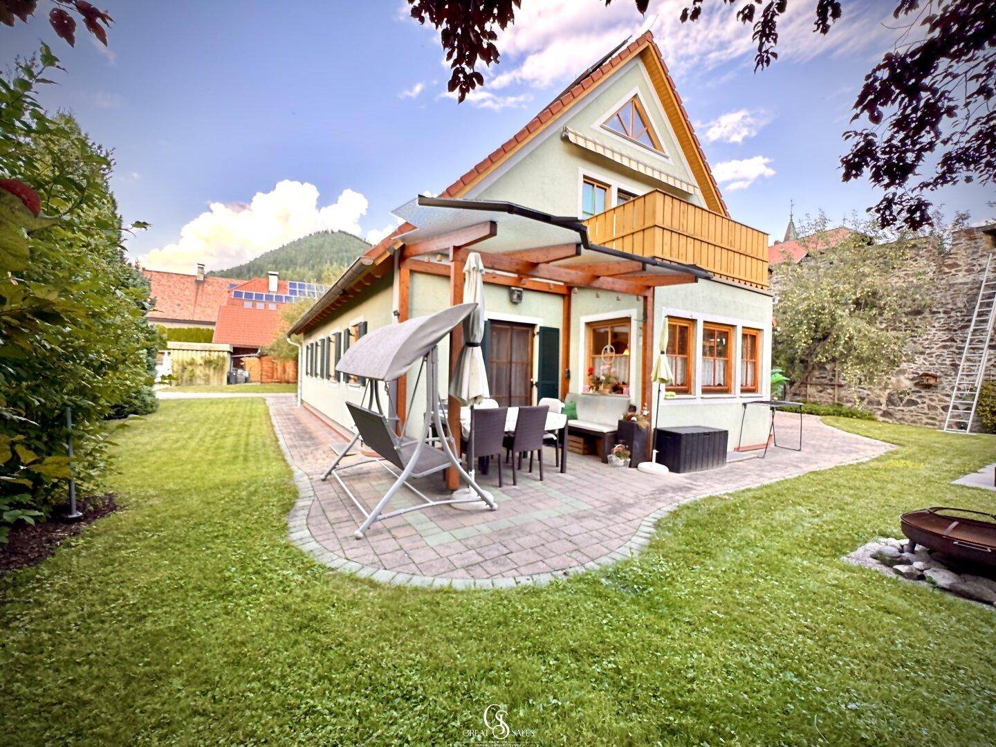 Mit Glas überdachte Terrassenfläche mit Blick auf Ihre Feuerstelle
