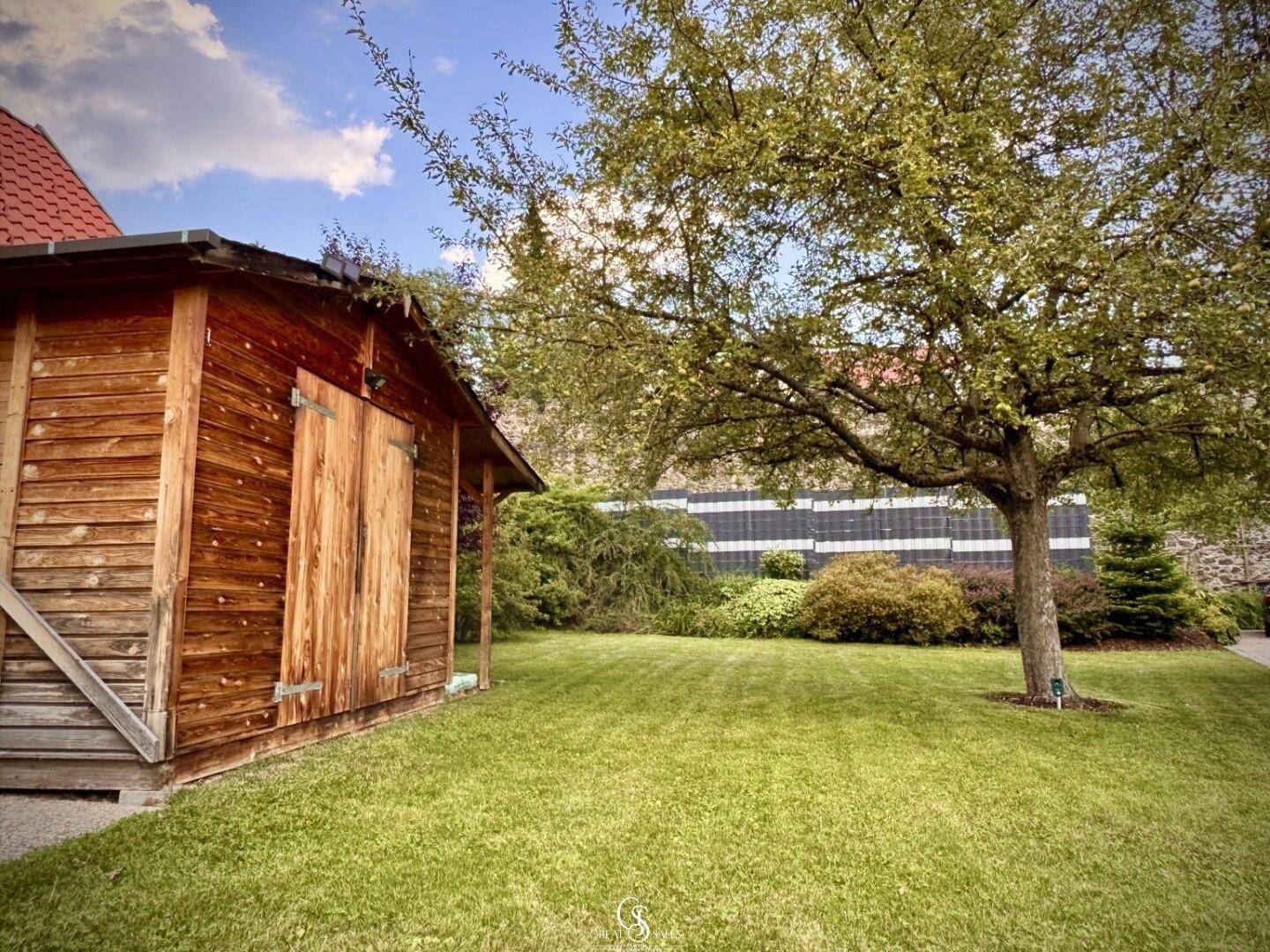 Eine weitere idyllische Gartenfläche mit Ihrem Geräteschuppen