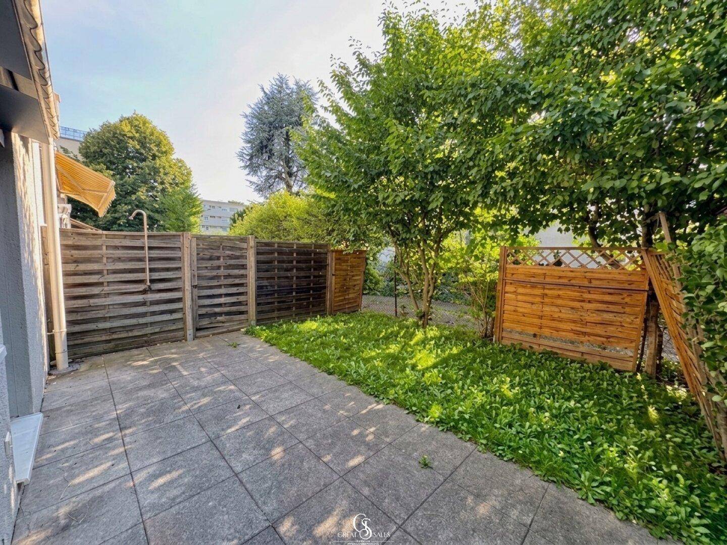 Terrasse mit Gartenbereich