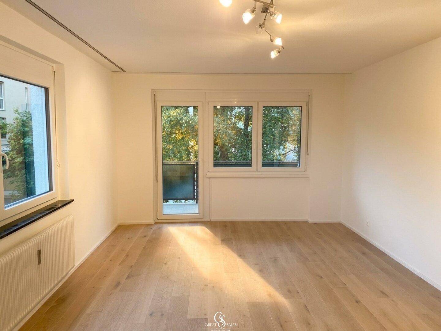 Lichtdurchflutetes Wohnzimmer mit direktem Loggiazugang