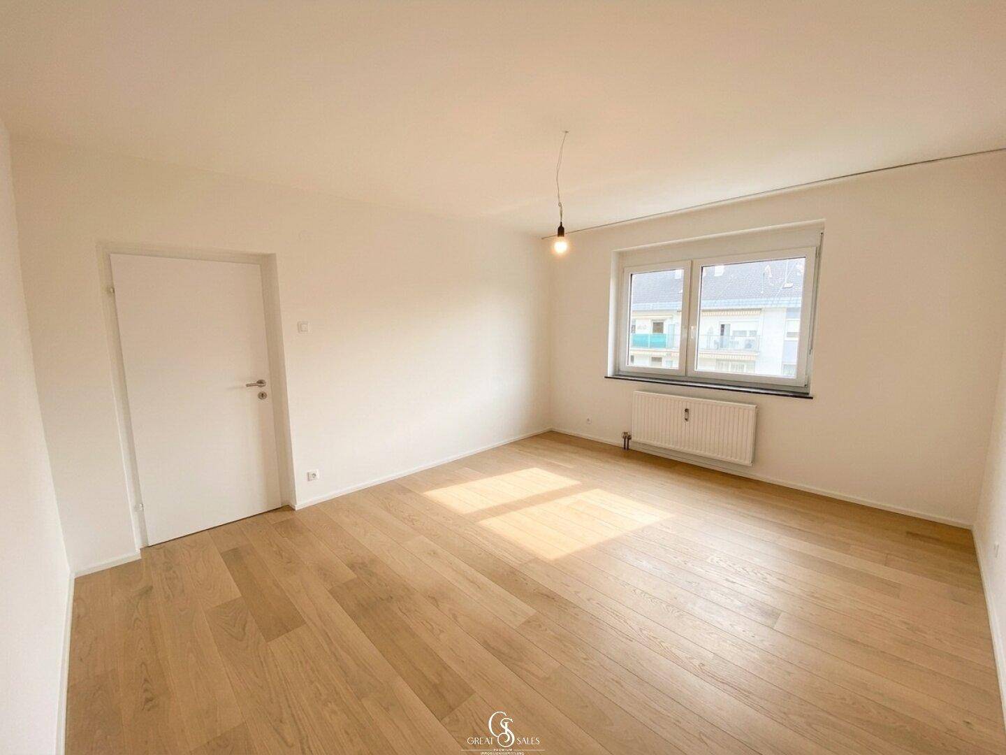 Helles- und großzügiges Schlafzimmer mit Blick ins Grüne