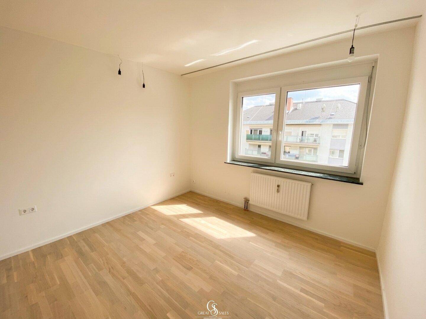 Helles Arbeits/-Kinderzimmer mit Blick ins Grüne