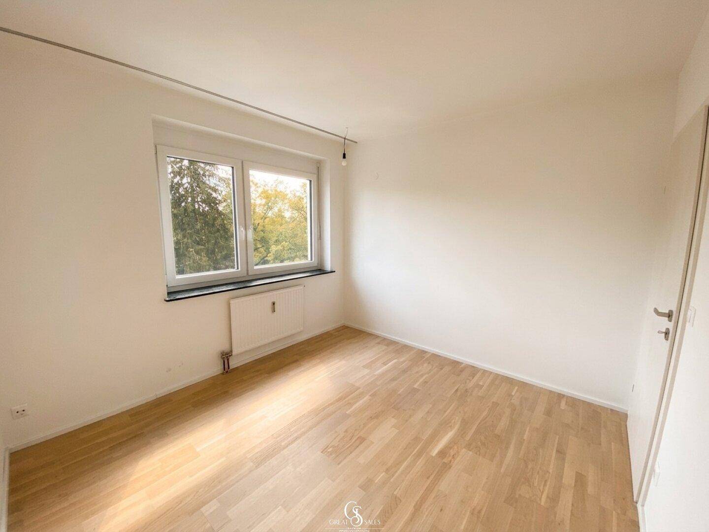 Helles Arbeits/-Kinderzimmer mit Blick ins Grüne