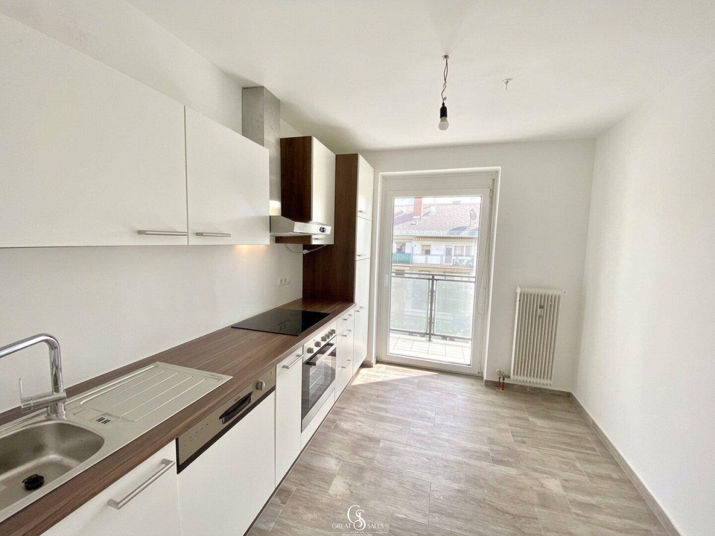 Küchenzeile mit E-Geräten in separatem Zimmer - mit direktem Zugang zum Südost Balkon