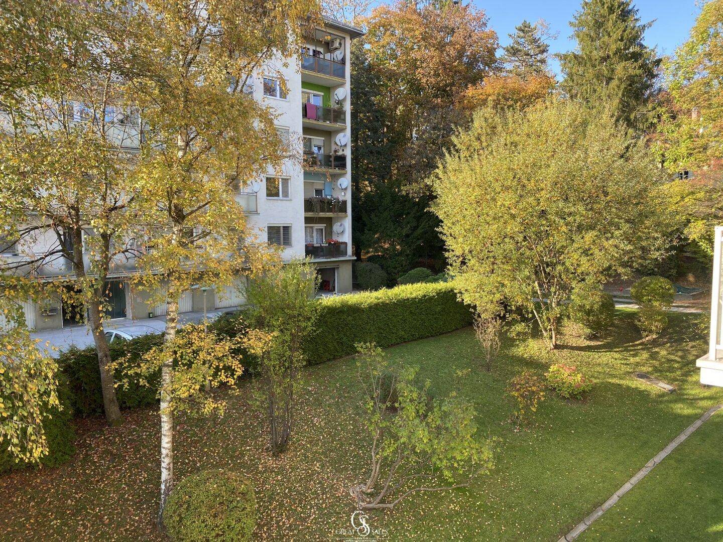 Ausblick von der Loggia in den absolut ruhig gelegenen Garten