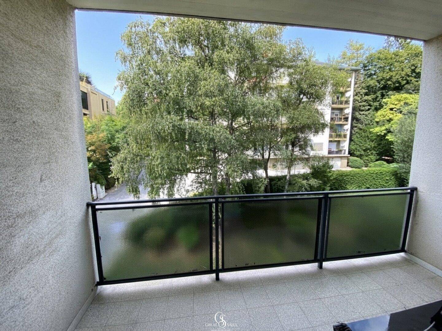 Westlich ausgerichtete Loggia in den absolut ruhig gelegenen Garten