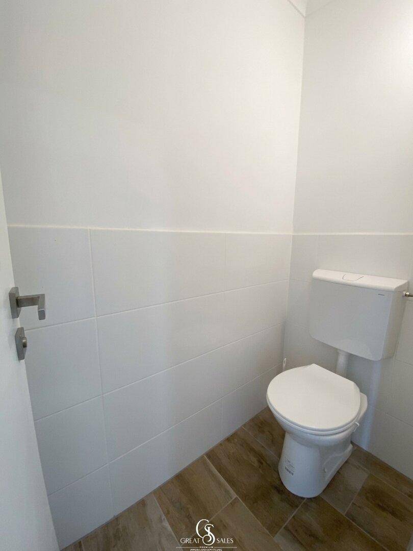 separat durch das Badezimmer zugängliche Toilette