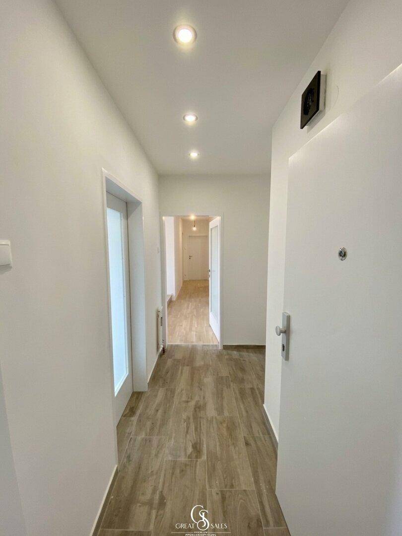 Einladender Eingangsbereich mit Garderobe