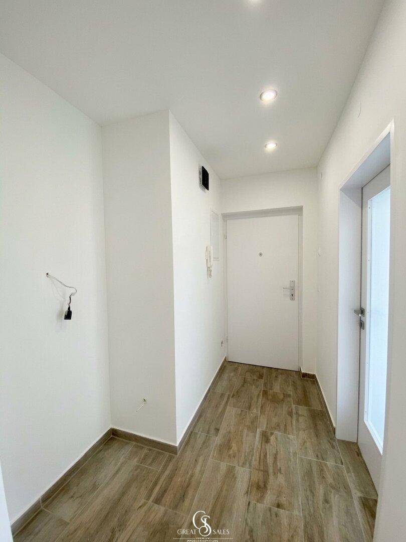 Einladender Eingangsbereich mit Garderobe