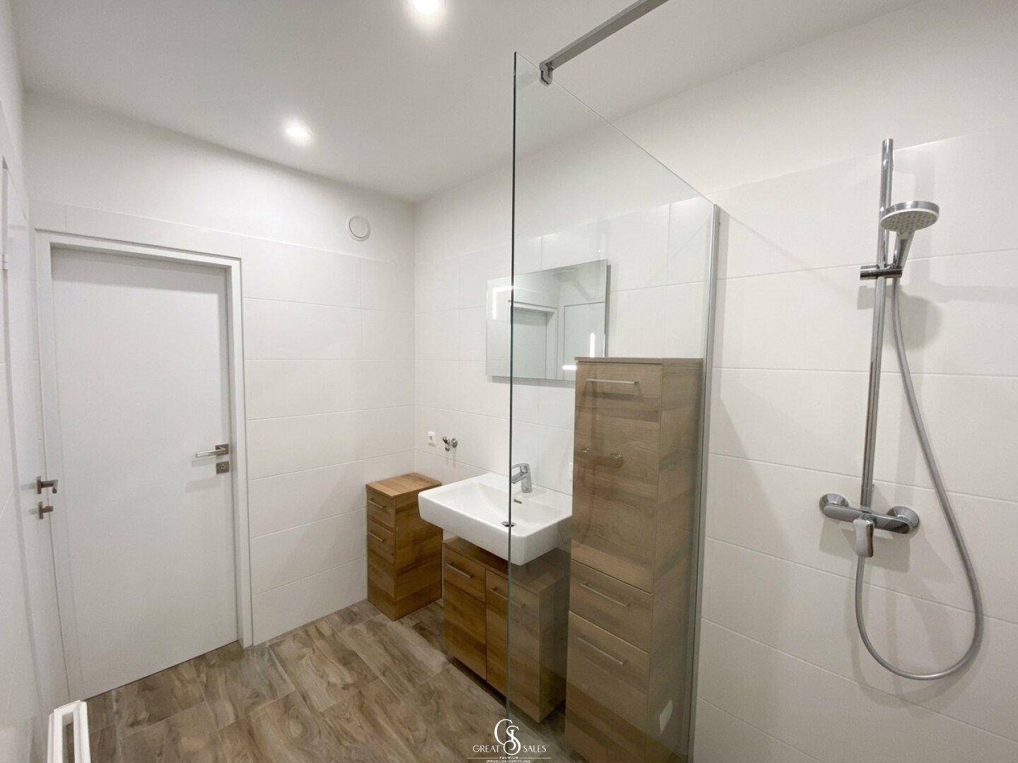 Zeitloses Badezimmer mit bodenebener Dusche