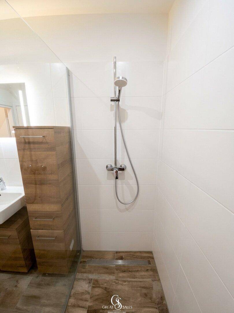 Zeitloses Badezimmer mit bodenebener Dusche
