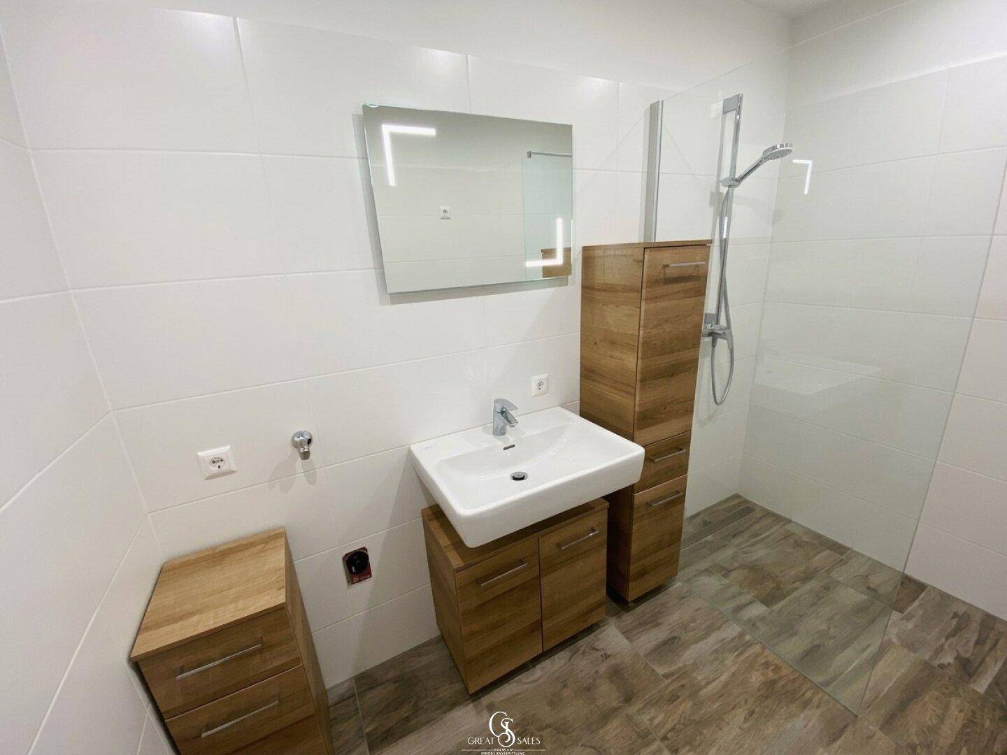Zeitloses Badezimmer mit bodenebener Dusche