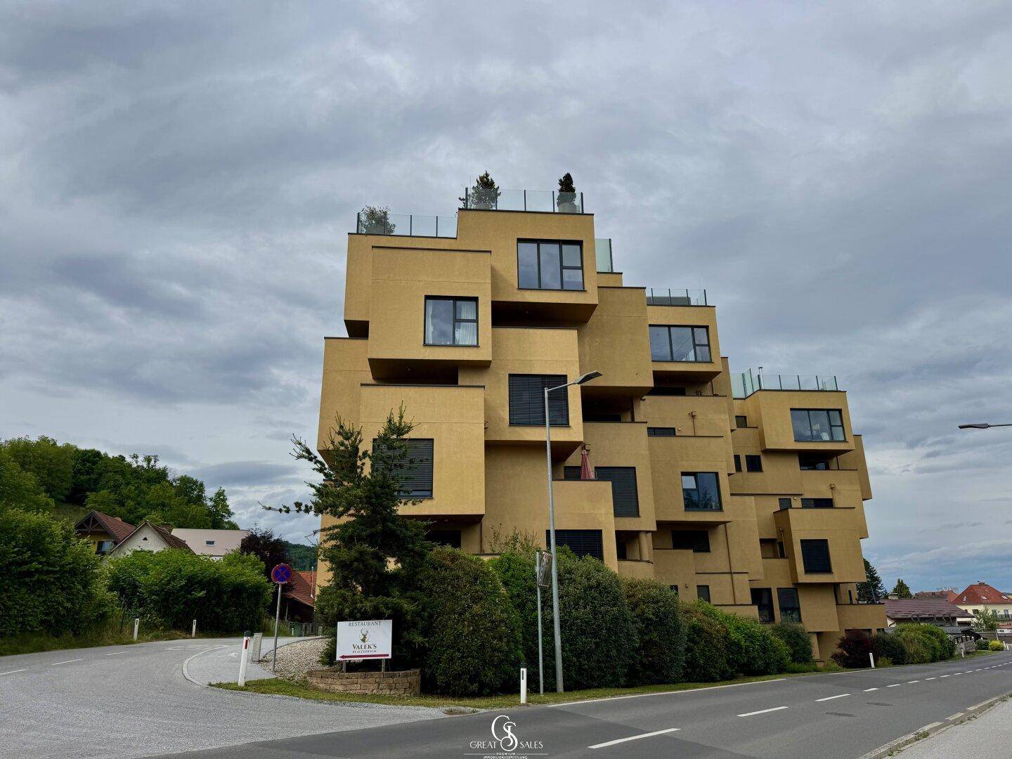 Auffällige moderne Architektur des Wohnkomplexes mit gestuften Fassaden und vielen Fenstern.