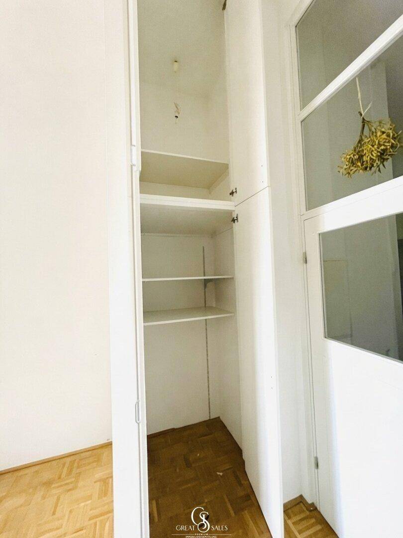 Offener Einbauschrank mit Regalböden im Flur, ideal für zusätzlichen Stauraum.