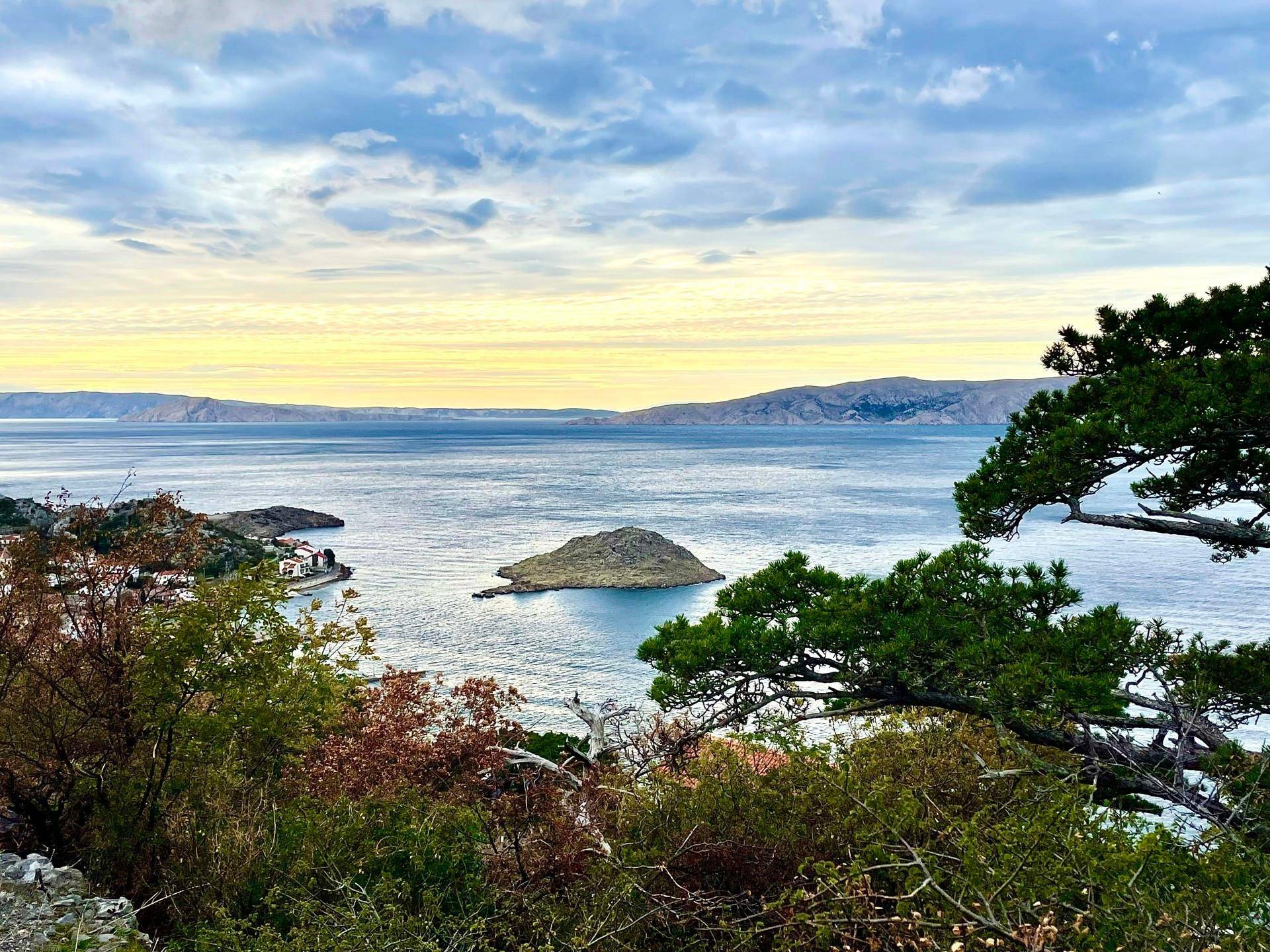 Blick auf die vorgelagerte Insel Otocic Lisac