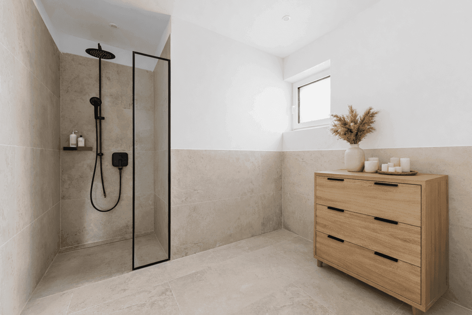 Modernes Badezimmer mit ebenerdiger Regendusche und Fenster für natürliche Belüftung.