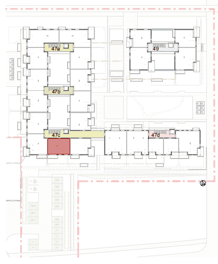 Übersichtsplan des Gebäudekomplexes mit mehreren Einheiten und Außenparkplätzen.