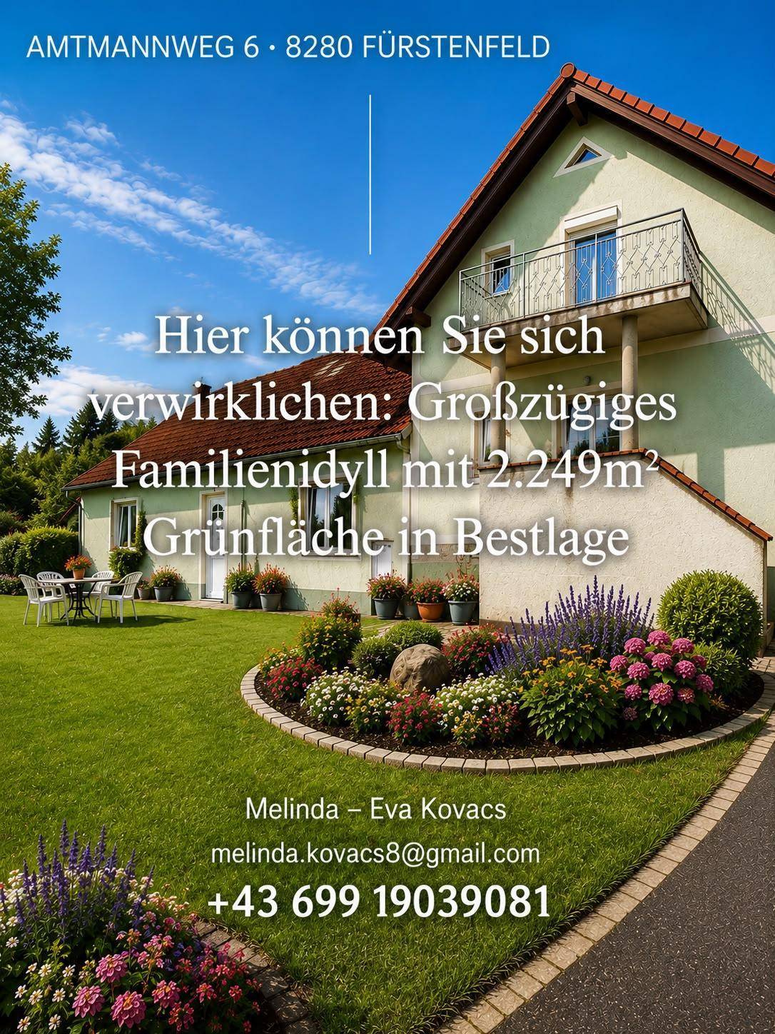 Frontansicht des Hauses mit gepflegtem Vorgarten und Blumenbeeten unter blauem Himmel.