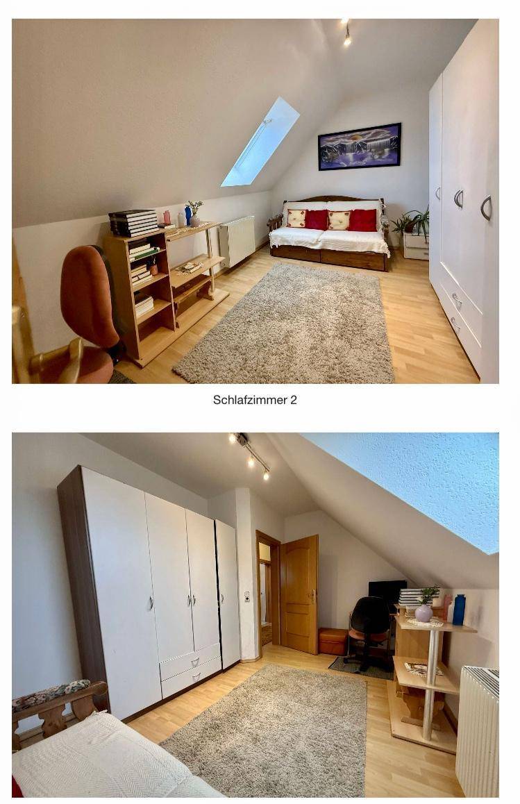 Helles Dachschlafzimmer mit Holzboden, Dachfenster und weißem Kleiderschrank.