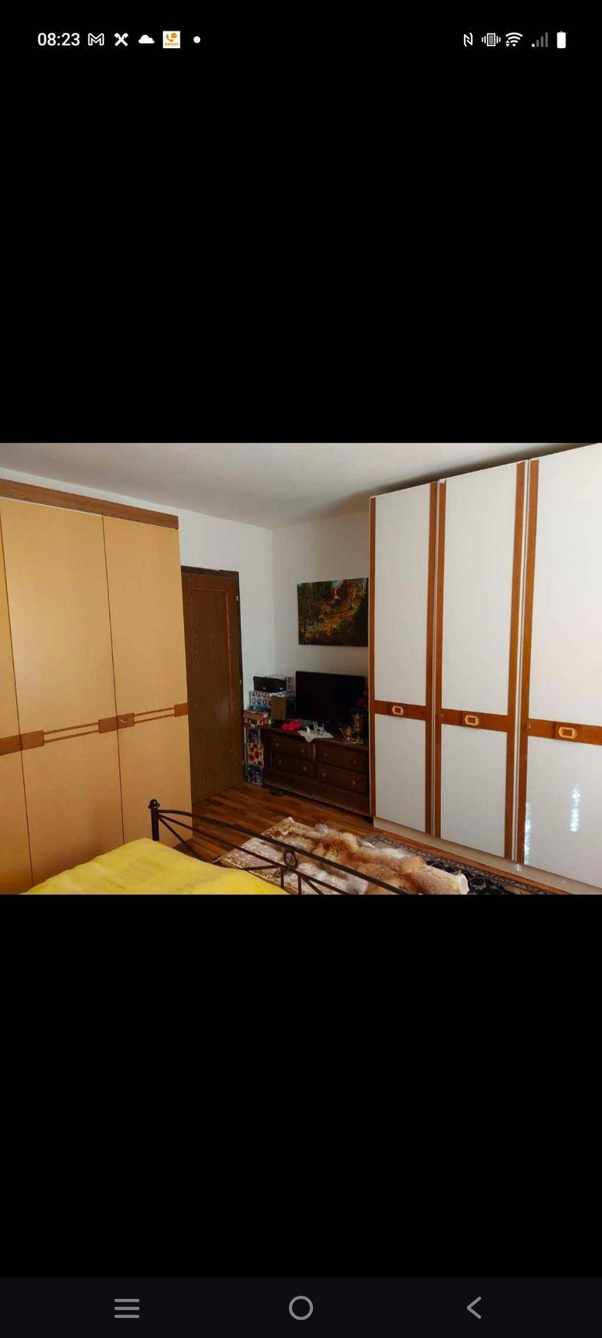 Schlafzimmer mit geräumigen Einbauschränken und einem Bett, bietet viel Stauraum.