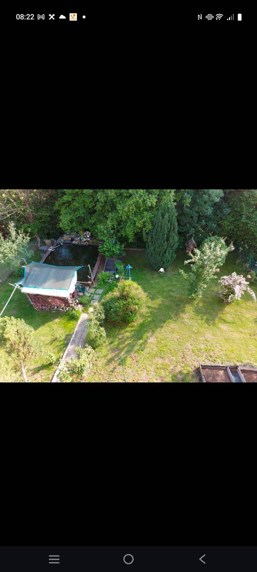 Luftaufnahme eines Grundstücks mit Garten, Gartenhaus und vielen Bäumen in ländlicher Umgebung.