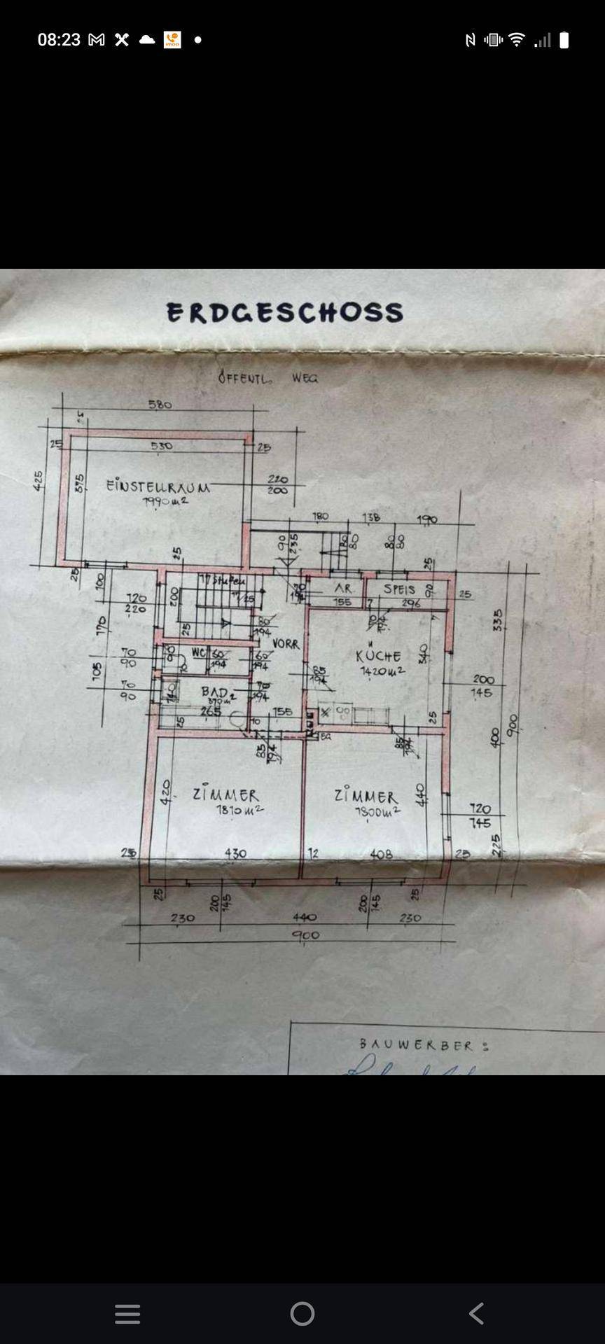 Grundriss des Erdgeschosses mit Zimmern, Bad, WC, Küche und einem Einstellraum.