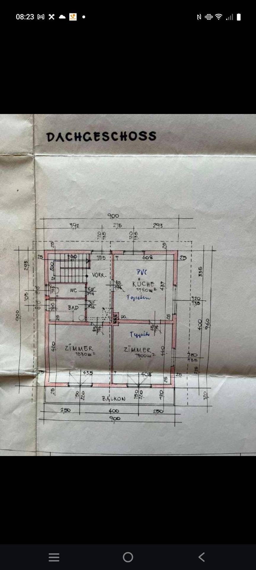 Grundriss des Dachgeschosses mit Zimmern, Bad, WC, Küche und Zugang zu einem Balkon.