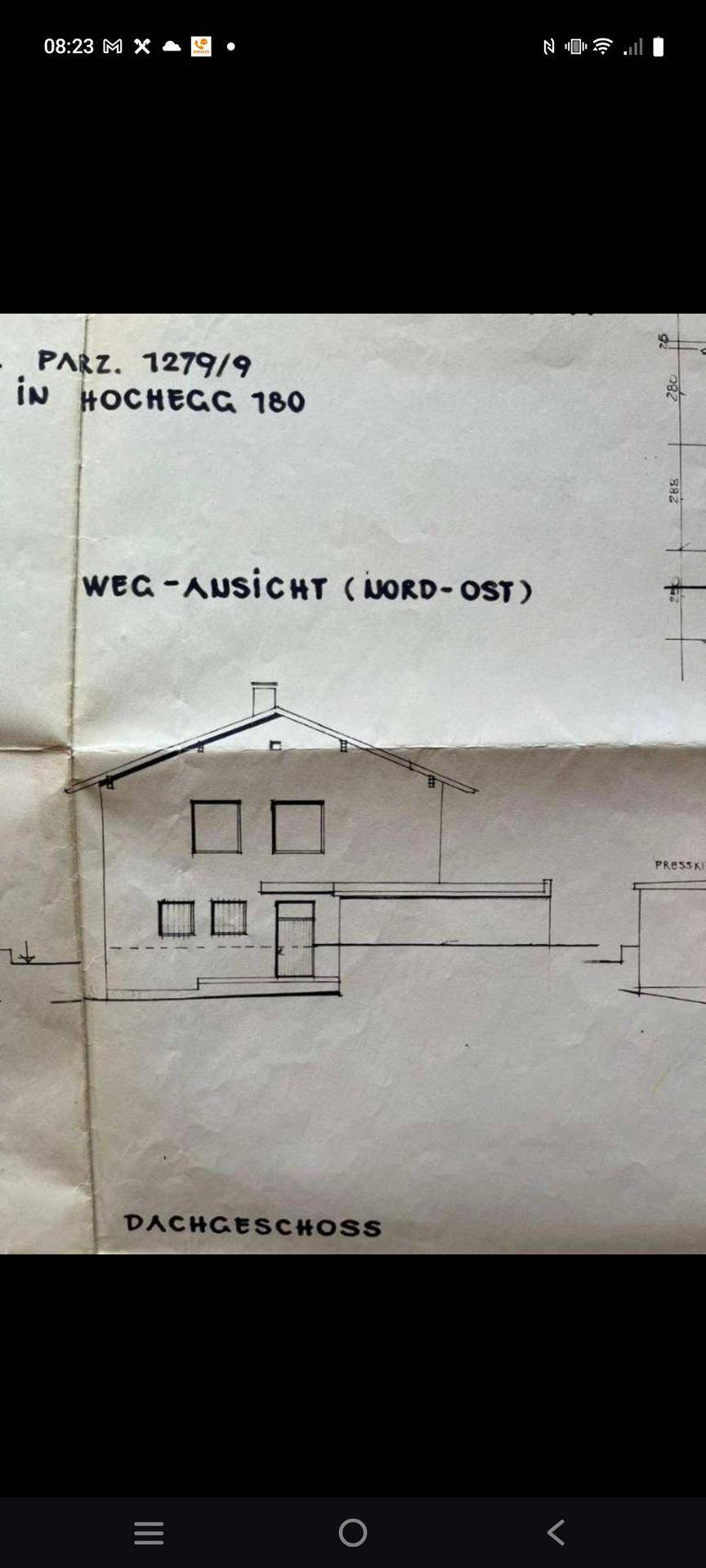 Architektonische Zeichnung der Nord-Ost-Ansicht eines Gebäudes mit Dachgeschoss-Details.