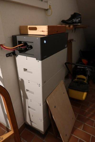 Technikraum mit einem großen Batteriespeicher für die Photovoltaikanlage und gefliestem Boden.