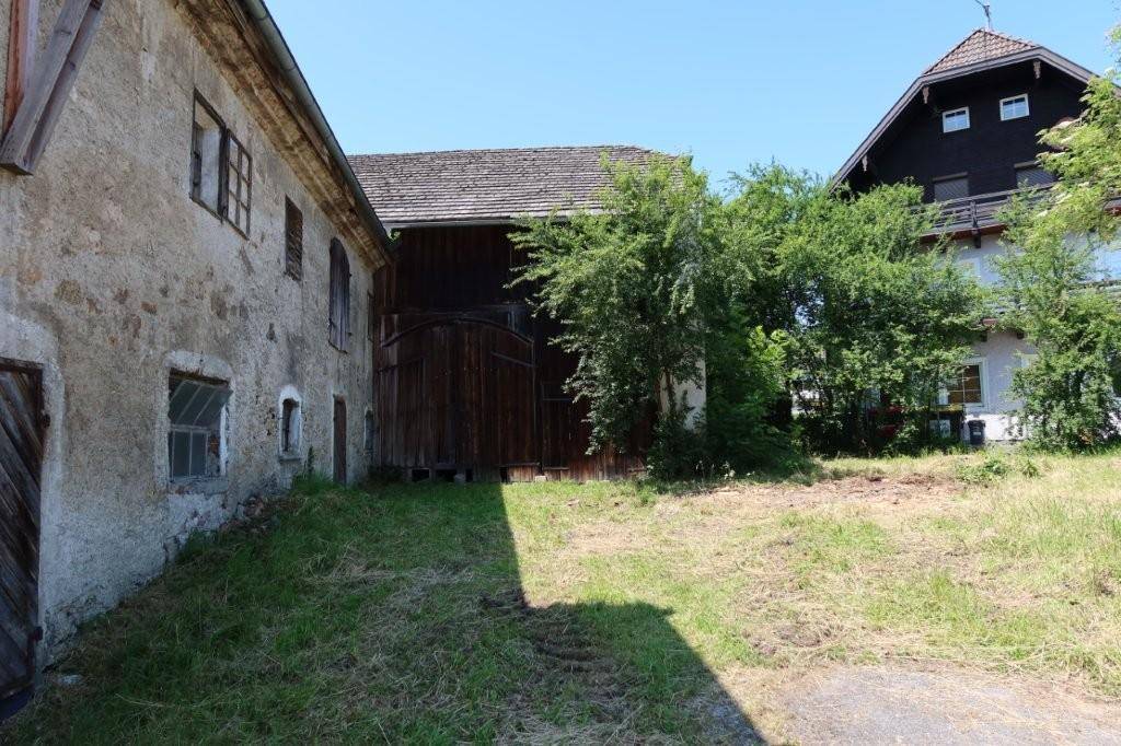 Großer Gartenbereich hinter den Gebäuden mit altem Baumbestand und viel Potenzial.