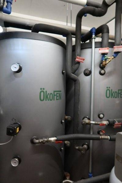 Nahaufnahme von zwei großen ÖkoFEN-Wassertanks, Teil des Heizsystems des Hauses.