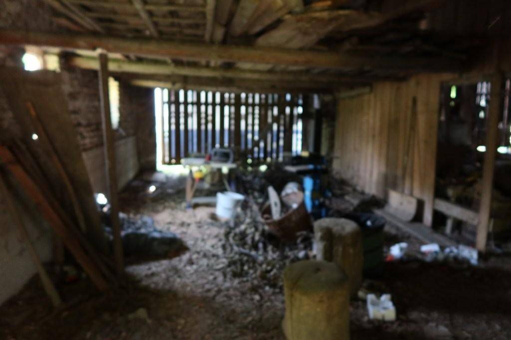 Großer, leerstehender Scheunenraum mit Holzbalken und viel natürlichem Lichteinfall.
