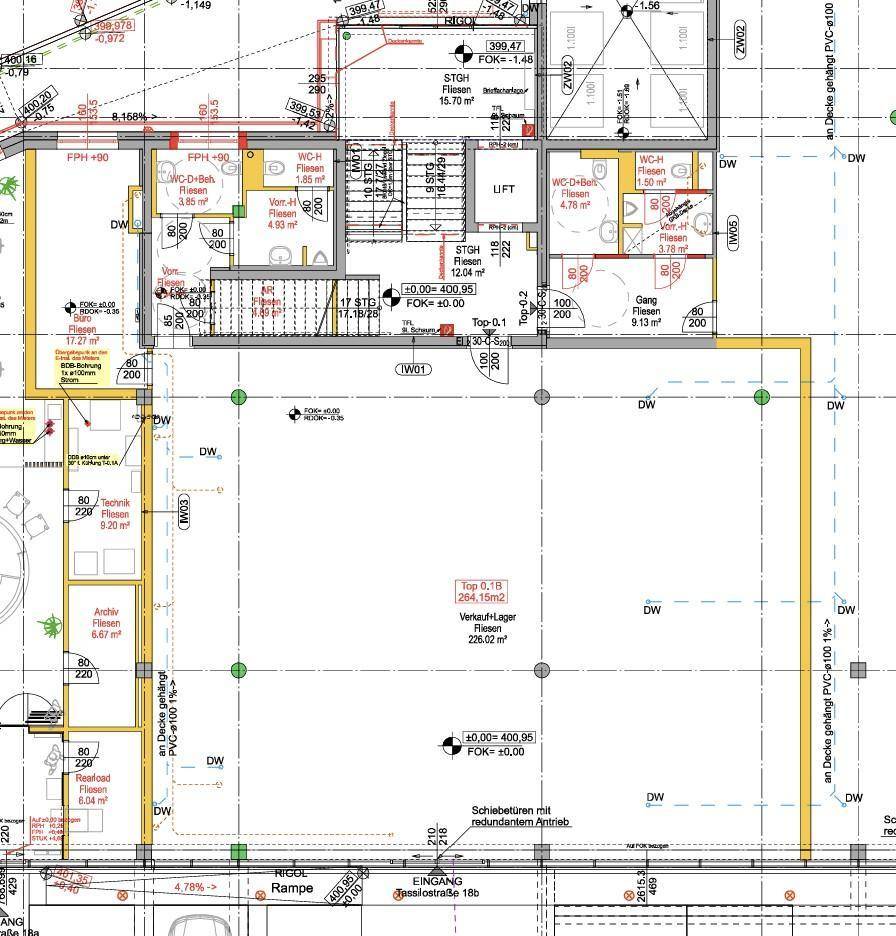 Detaillierter Grundriss mit verschiedenen Räumen, Maßen und einer Rampe am Eingangsbereich.