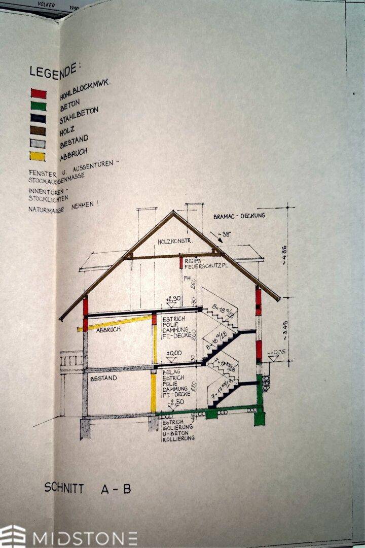 Architektonischer Schnittplan des Gebäudes mit Darstellung der Geschosse und Treppen.