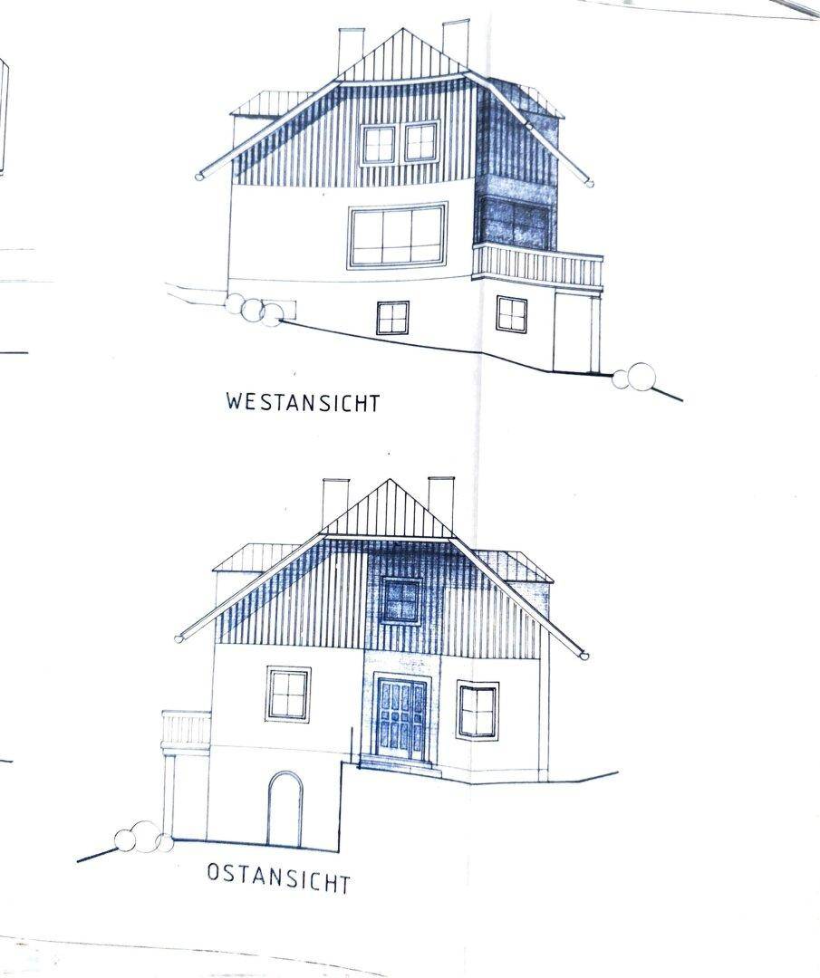 Architektonische Ansichten des Gebäudes von Westen und Osten mit Balkon und Eingangsbereich.