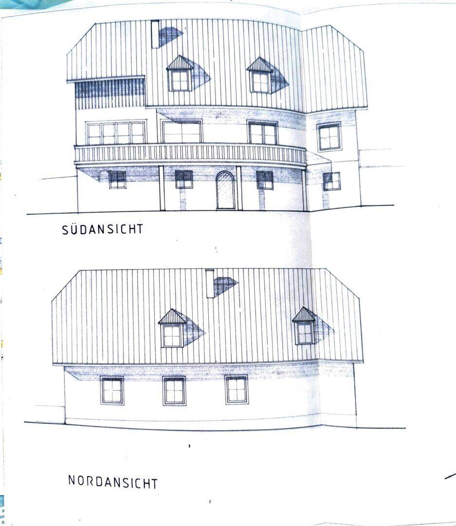 Architektonische Ansichten des Gebäudes von Süden und Norden mit Balkon und Dachgauben.