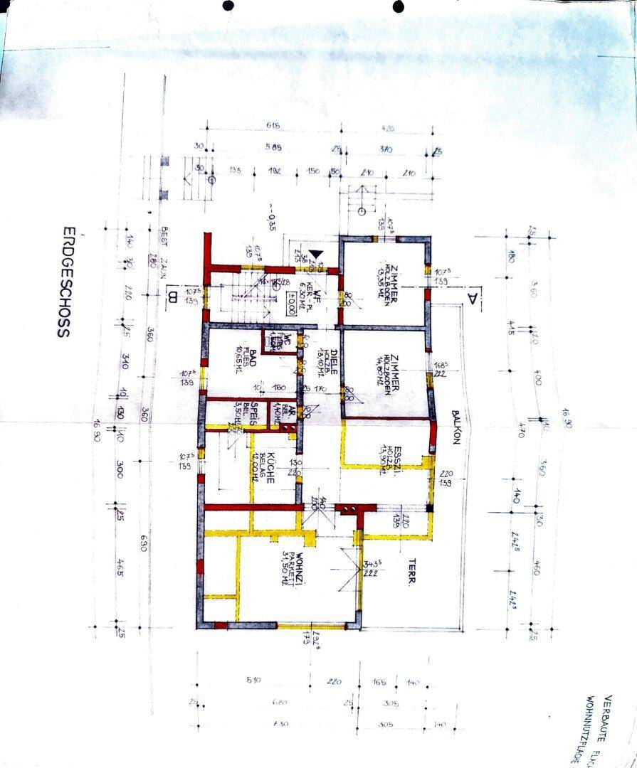 Grundriss des Erdgeschosses mit Wohnzimmer, Küche, Bad, Zimmern, Balkon und Terrasse.
