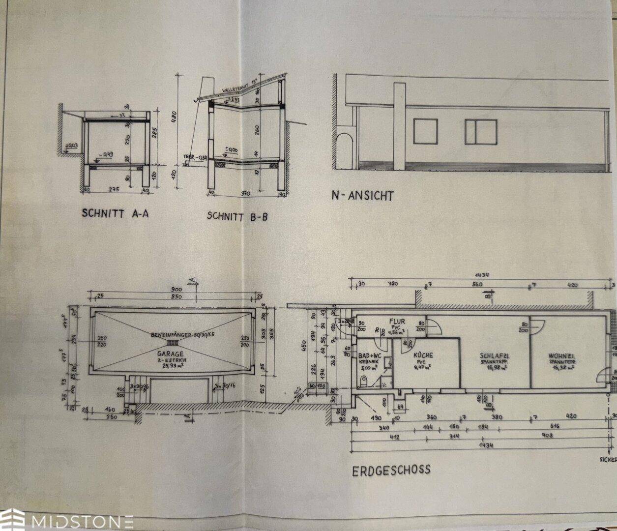Grundriss des Erdgeschosses mit Garage, Küche, Bad und Wohnzimmer.