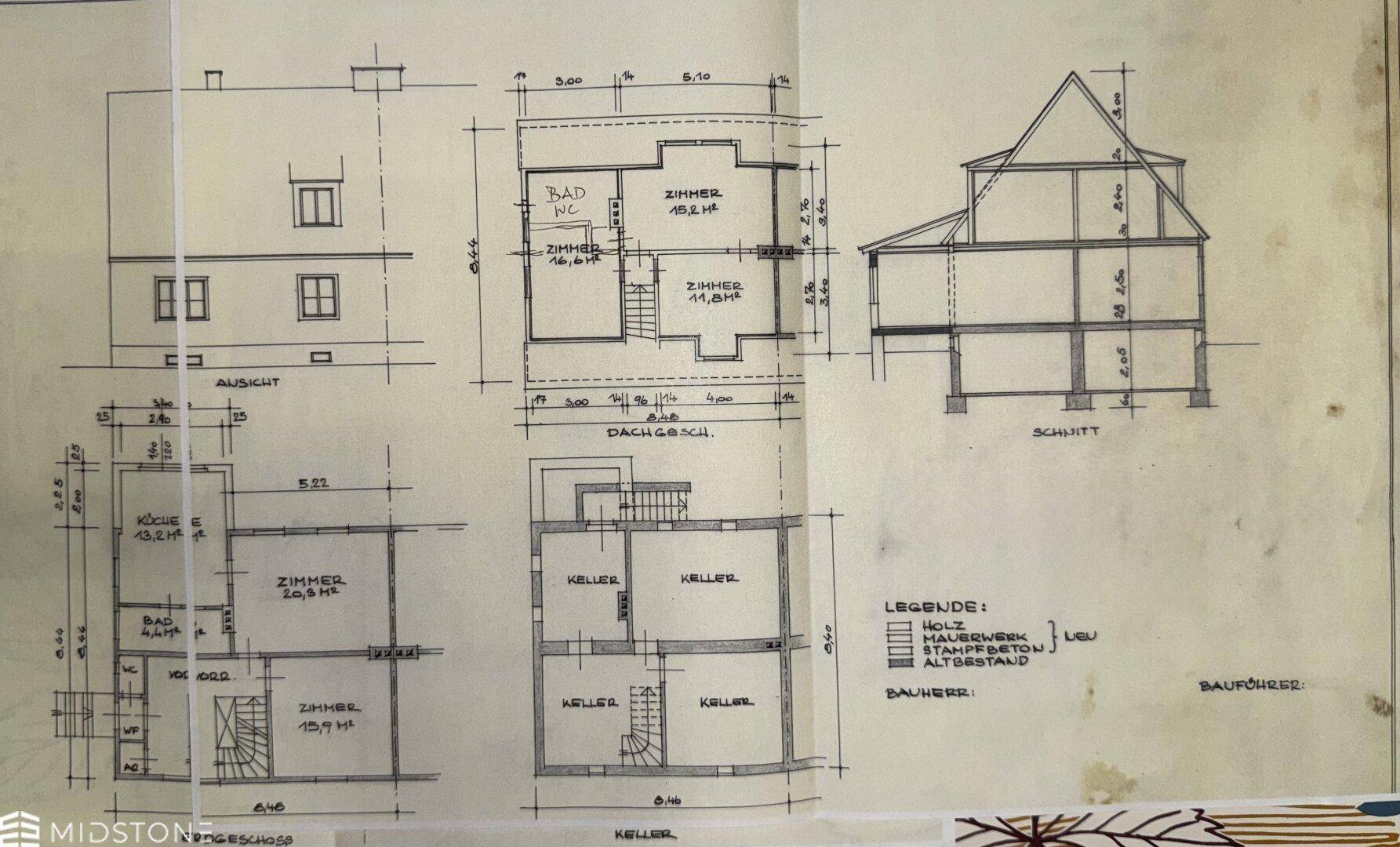 Detaillierte Baupläne mit Grundrissen für Erdgeschoss, Dachgeschoss und Keller.