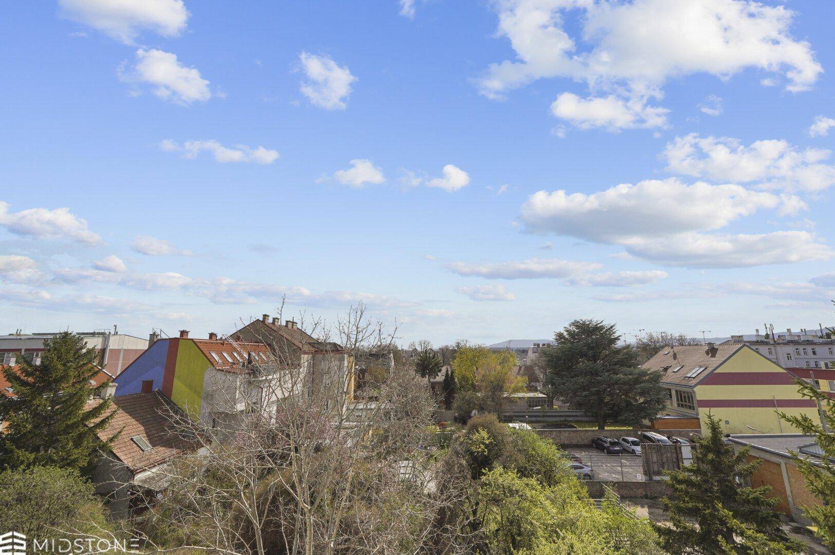 Panoramablick über die Wohngegend mit vielfältiger Architektur und viel Grün.