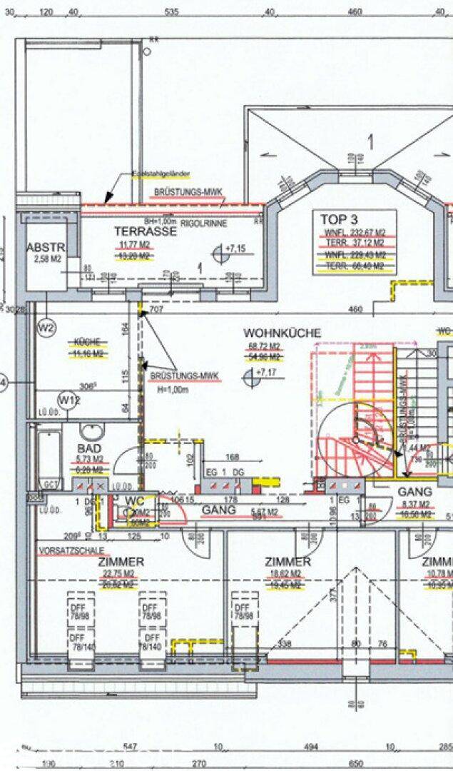 Detaillierter Grundriss einer Etage mit offener Wohnküche, Schlafzimmern, Bad und großer Terrasse.