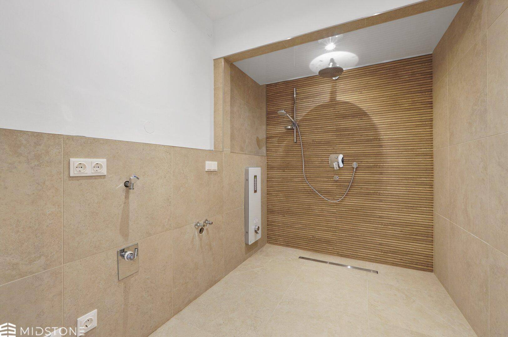 Modernes Badezimmer mit begehbarer Dusche, beigefarbenen Fliesen und Regendusche.