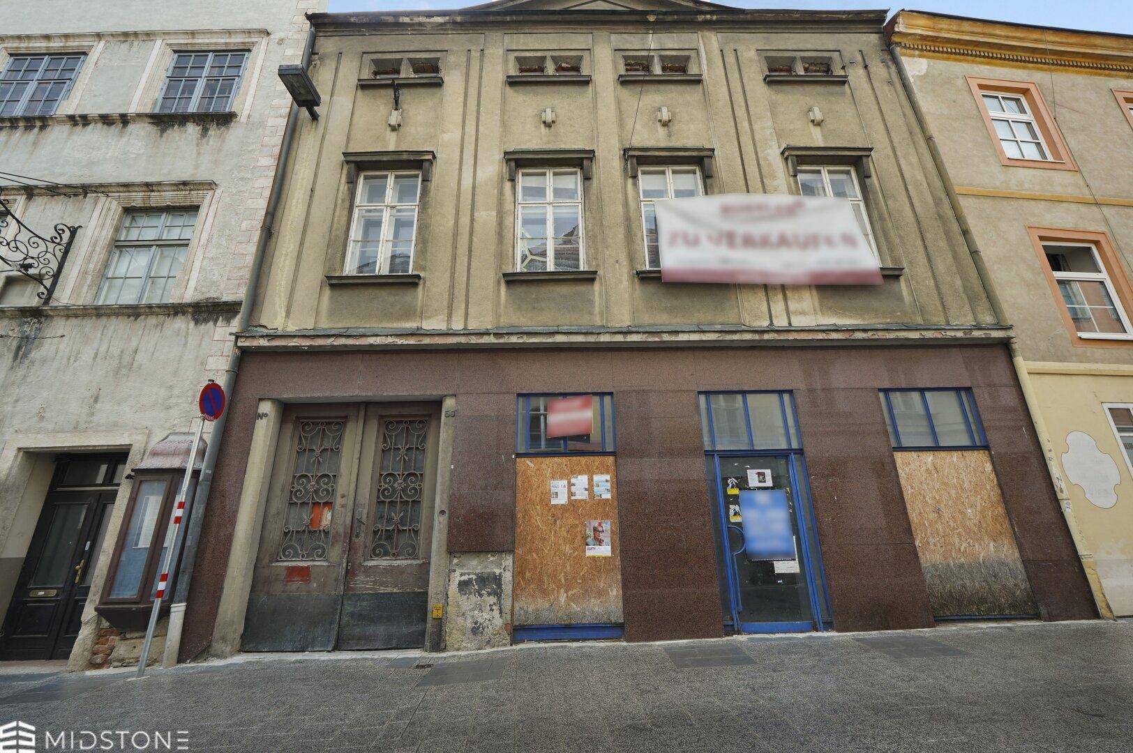 Historische Gebäudefassade mit mehreren Fenstern und einem 