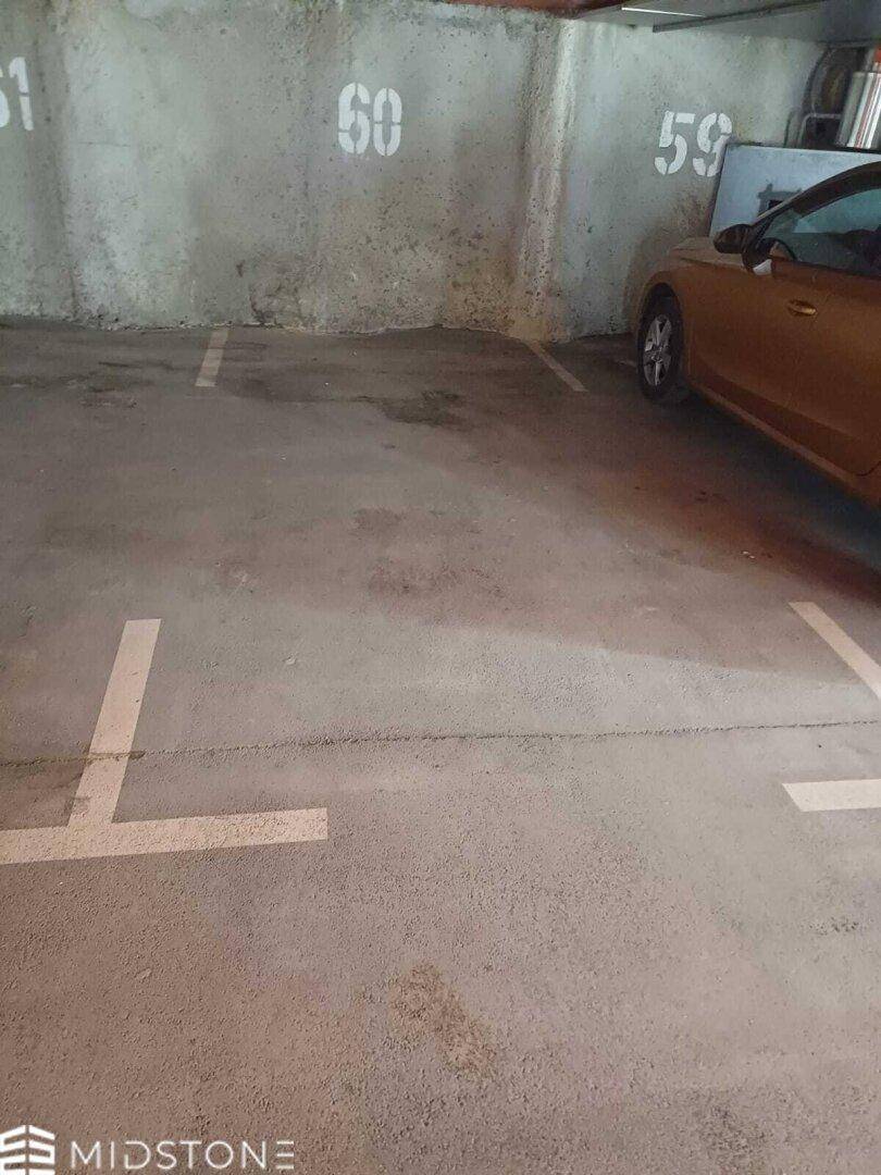 Tiefgaragenstellplatz mit nummerierten Wänden und einer orange gestrichenen Decke.