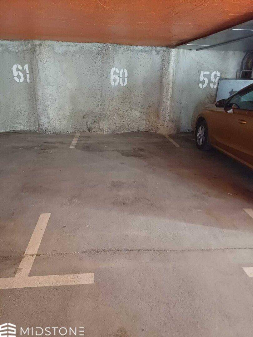 Geräumiger Tiefgaragenstellplatz mit klaren Markierungen und robuster Betonkonstruktion.