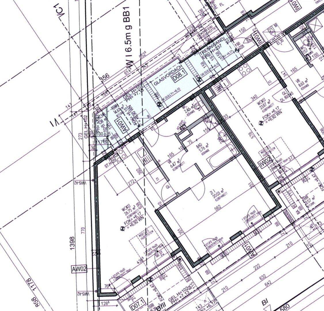 Detaillierter Grundriss einer Wohnung mit offenem Wohnbereich, Balkon und mehreren Badezimmern.
