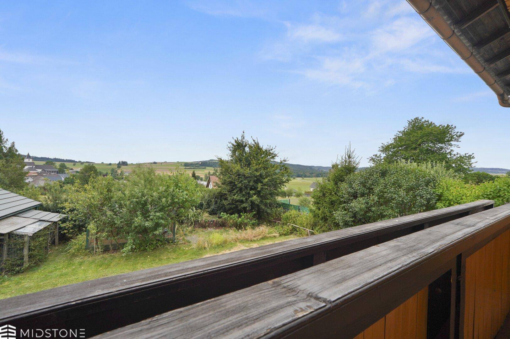 Panoramablick vom Balkon über die idyllische Landschaft und die weite Umgebung.