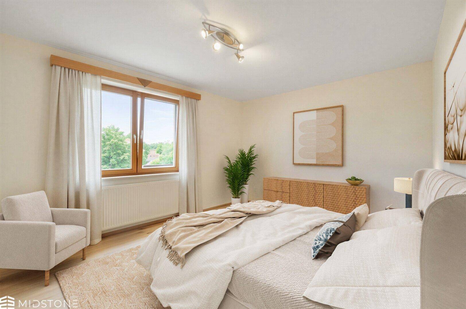 Helles Schlafzimmer mit großem Fenster, Holzboden und moderner Einrichtung.