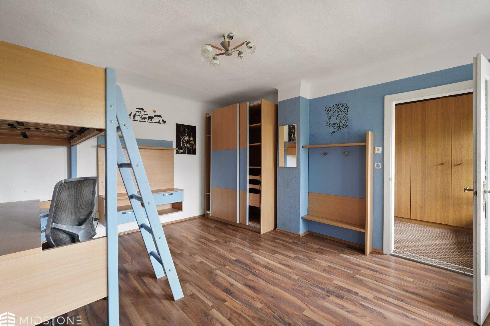 Kinderzimmer mit Hochbett, Schreibtisch und Laminatboden, in hellblauen und weißen Farbtönen gestaltet.